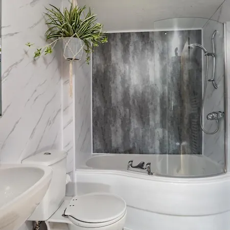 Luxury Penthouse - 2br & 2 Baths